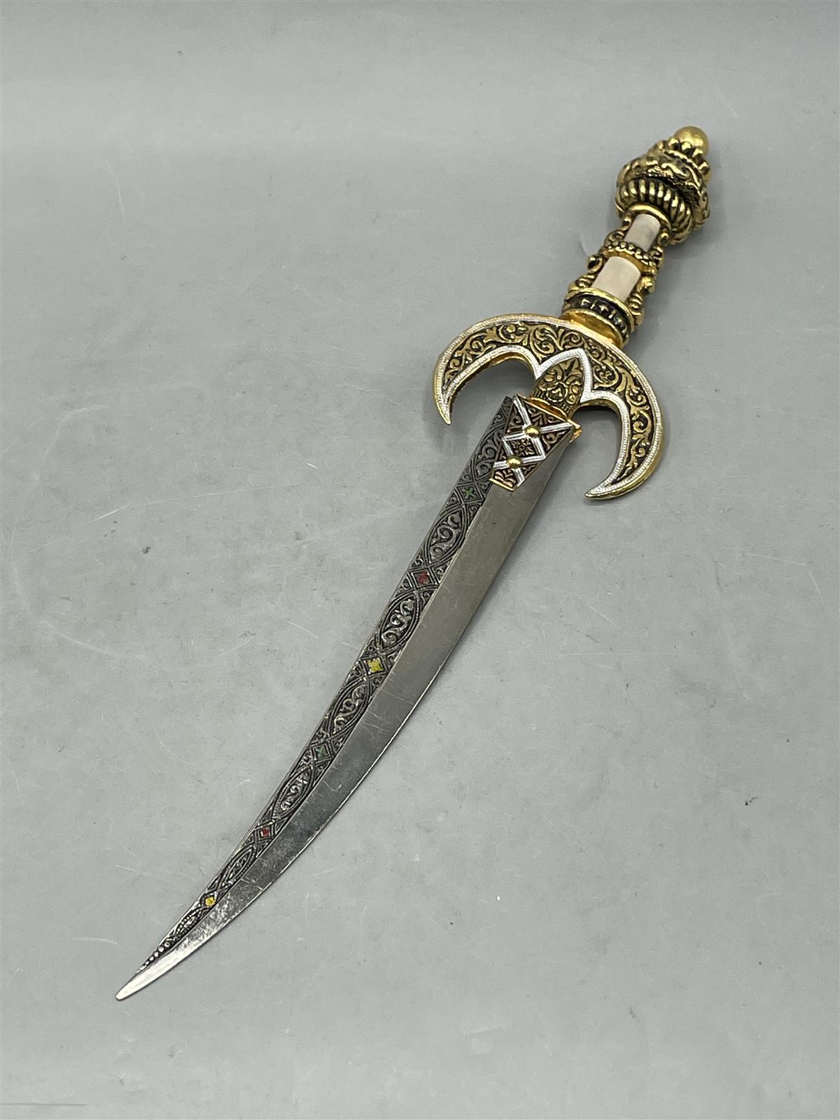 Koristeellinen tikari kirjeveitsi