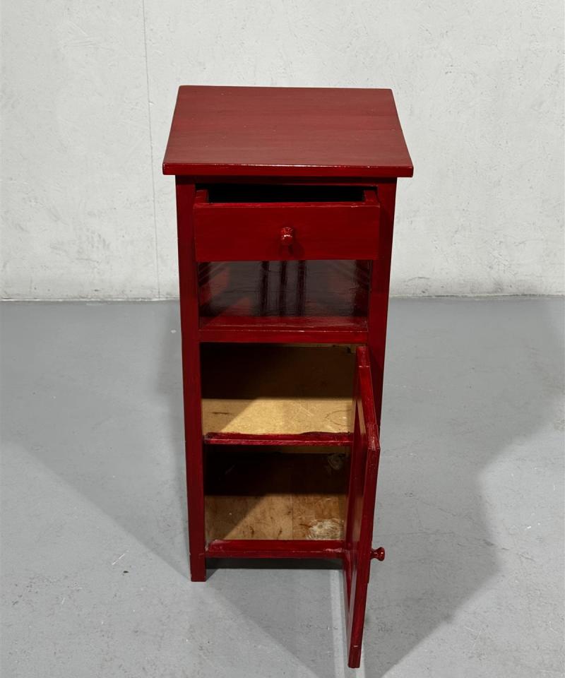 Vintage yöpöytä kaapilla