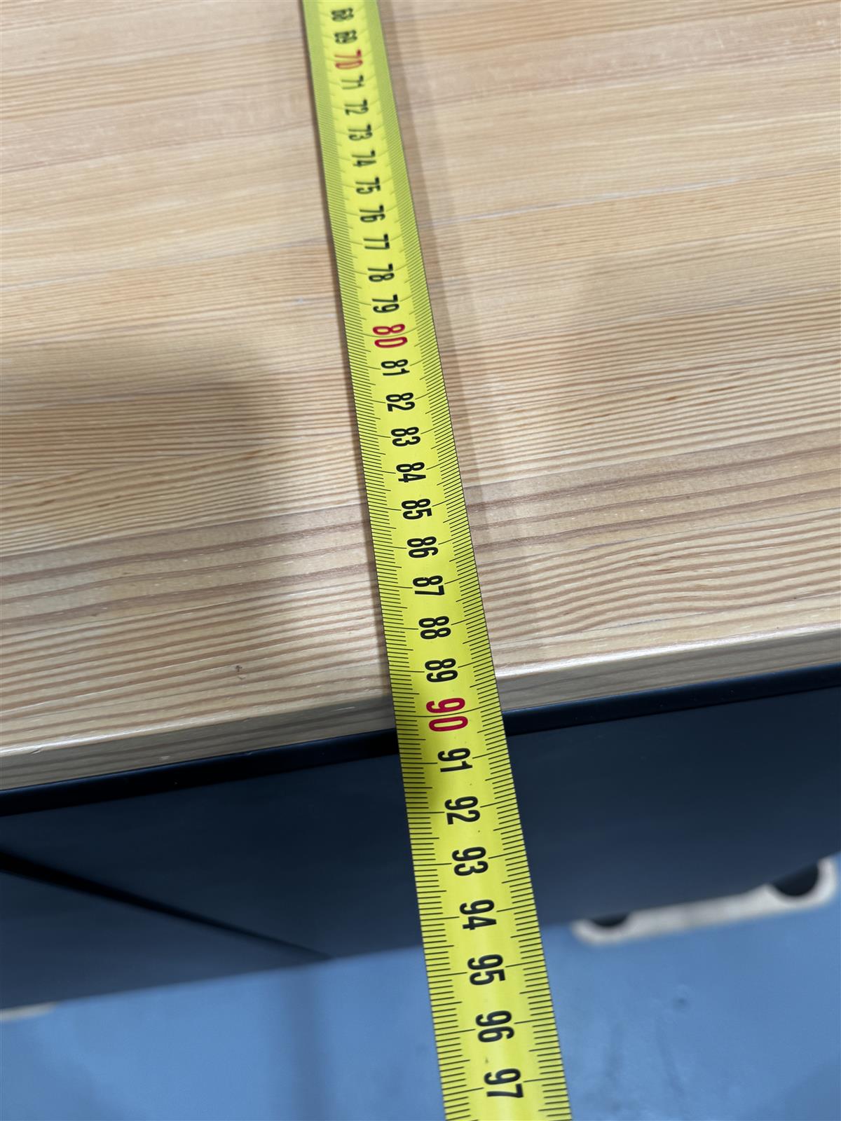 Keittiösaareke puutasolla 164x90 alakaapit