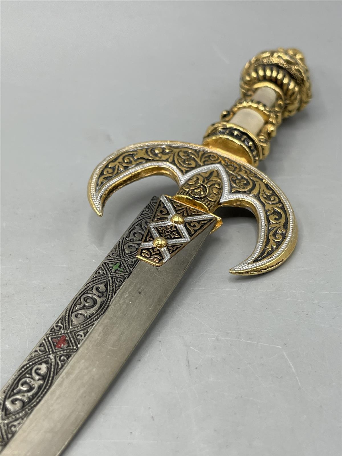 Koristeellinen tikari kirjeveitsi