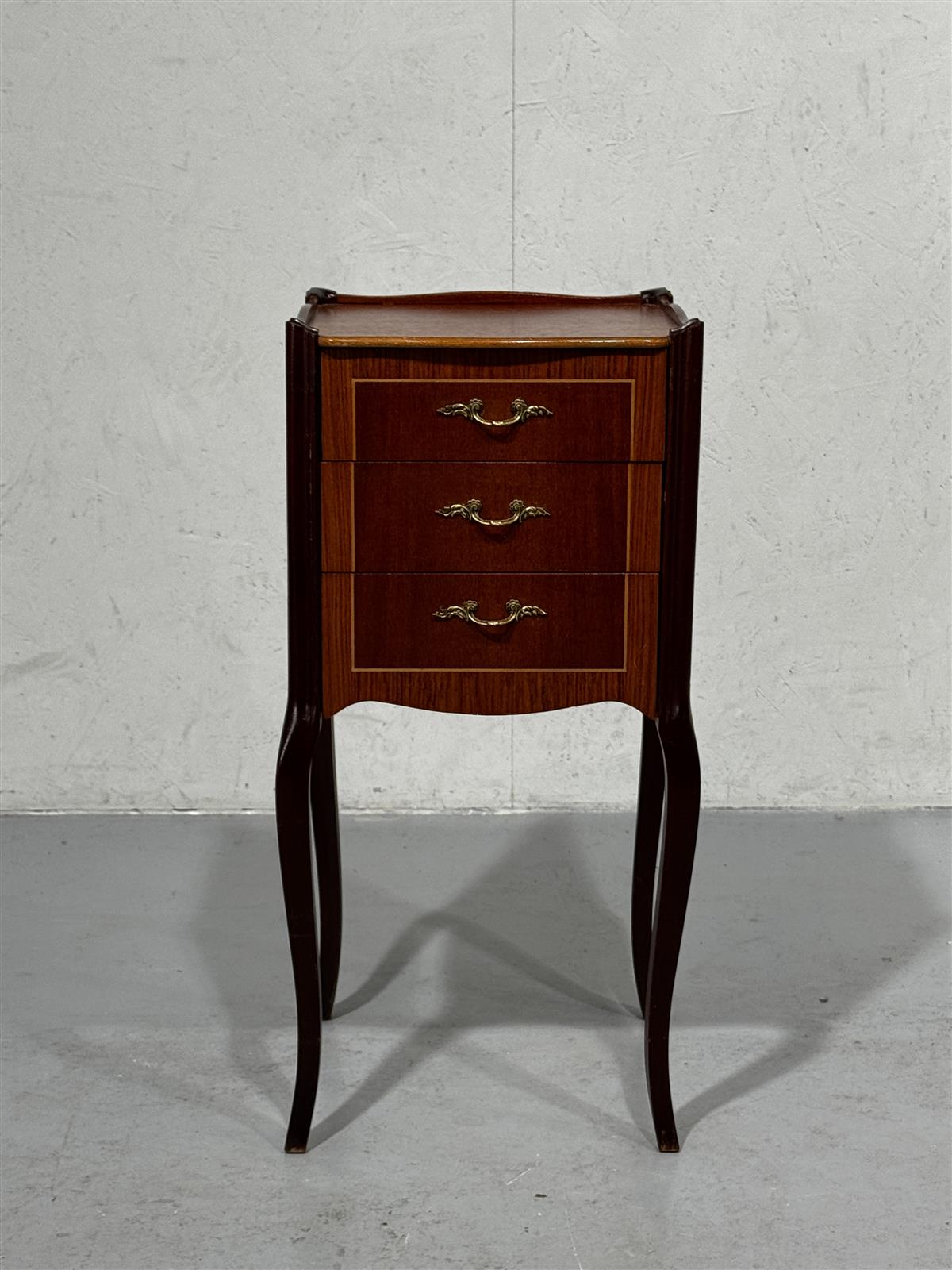 Rokokoo yöpöytä siro