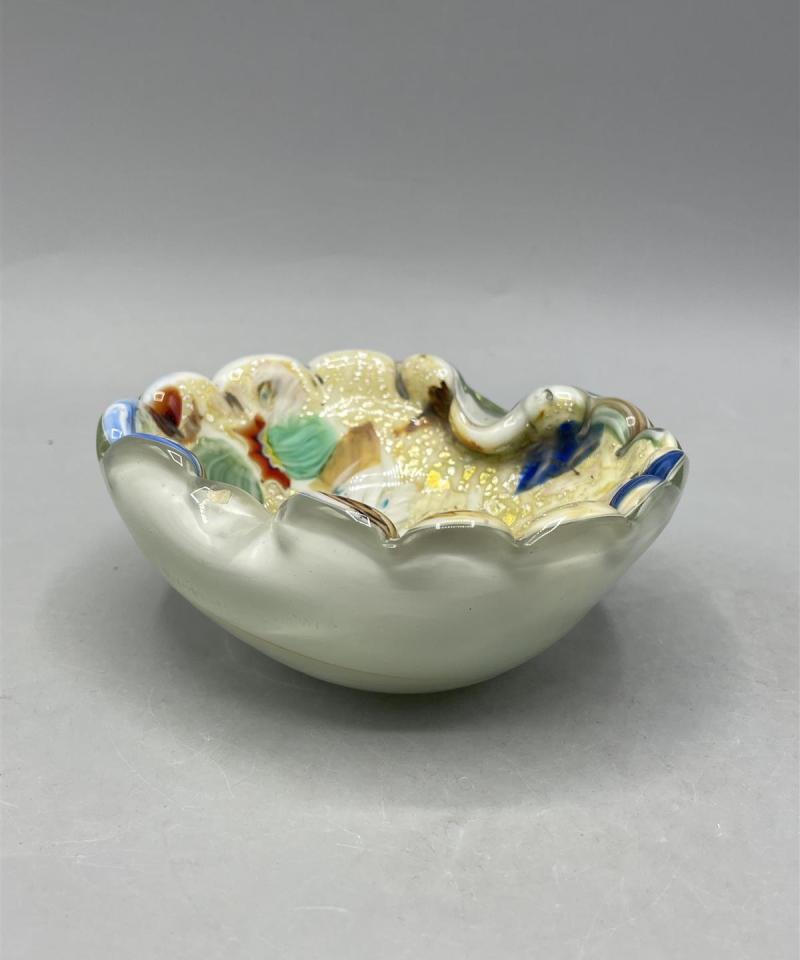 Koristeellinen eklektinen tuhka-astia