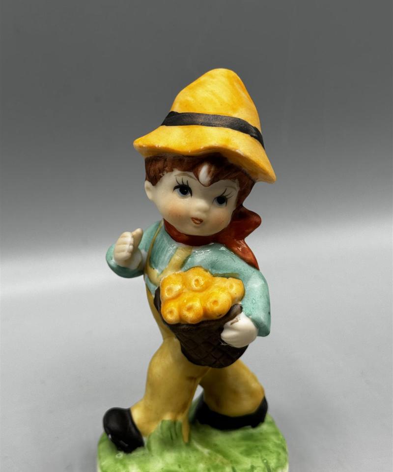 Vintage figuuri poika keltainen hattu
