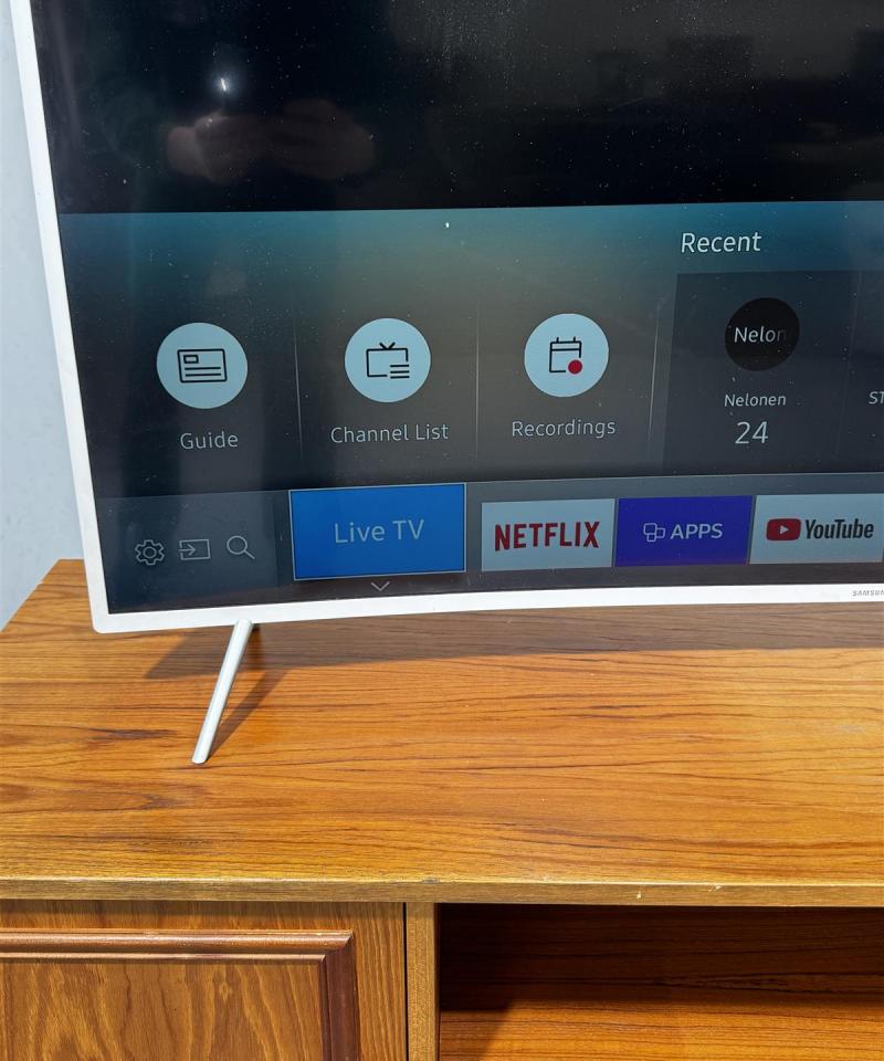 Samsung 4K Ultra HD Smart kaareva TV valkoinen