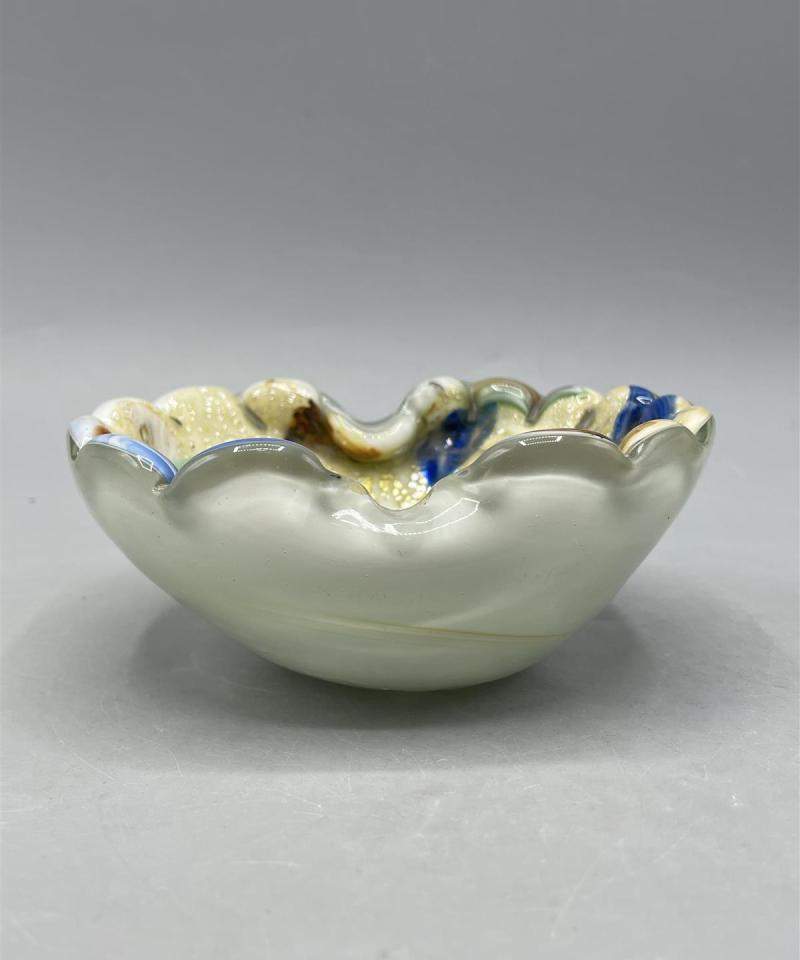 Koristeellinen eklektinen tuhka-astia