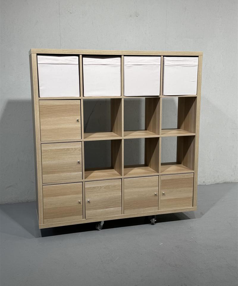 Ikea Kallax hyllykkö kaapeilla