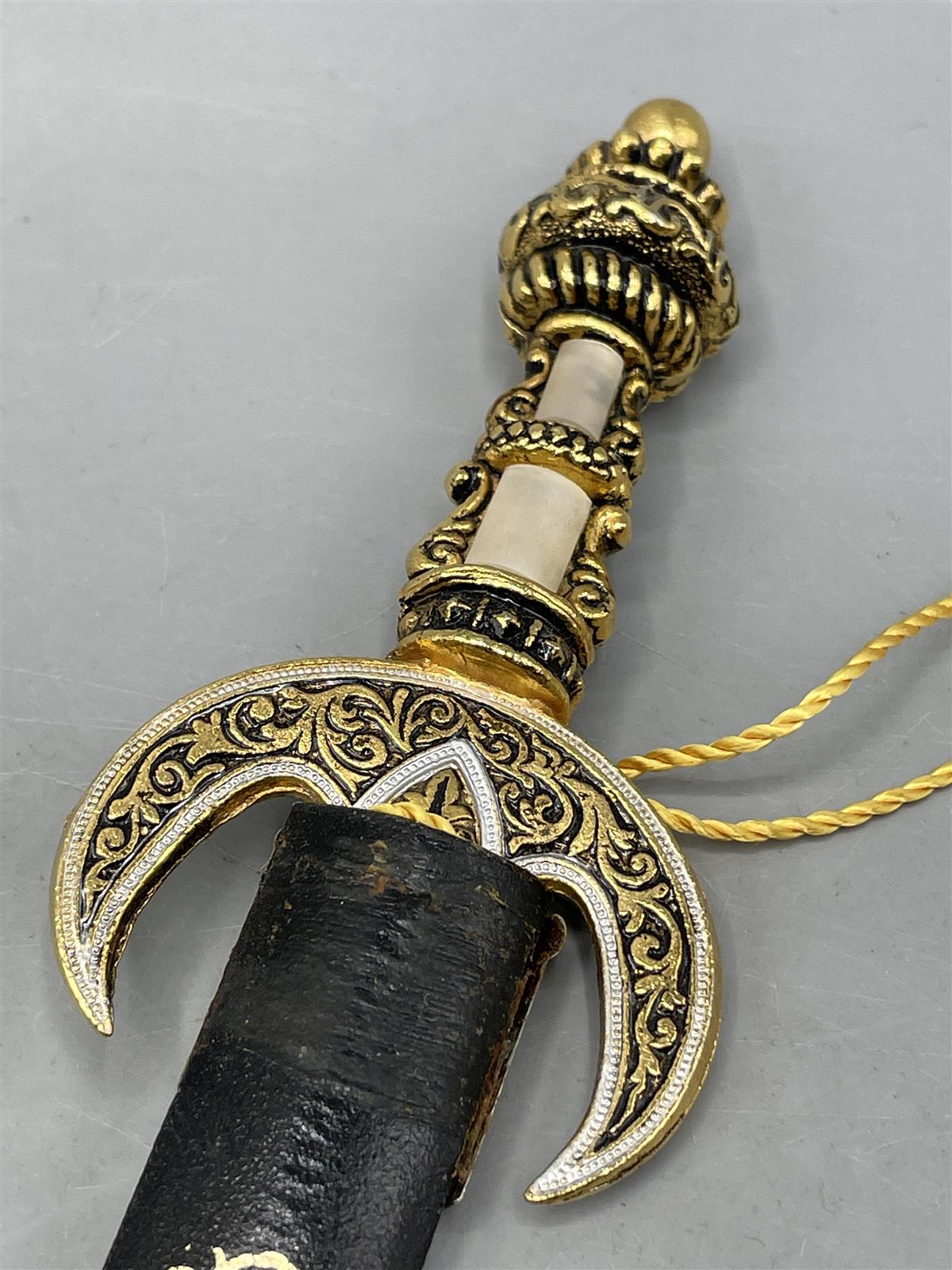 Koristeellinen tikari kirjeveitsi