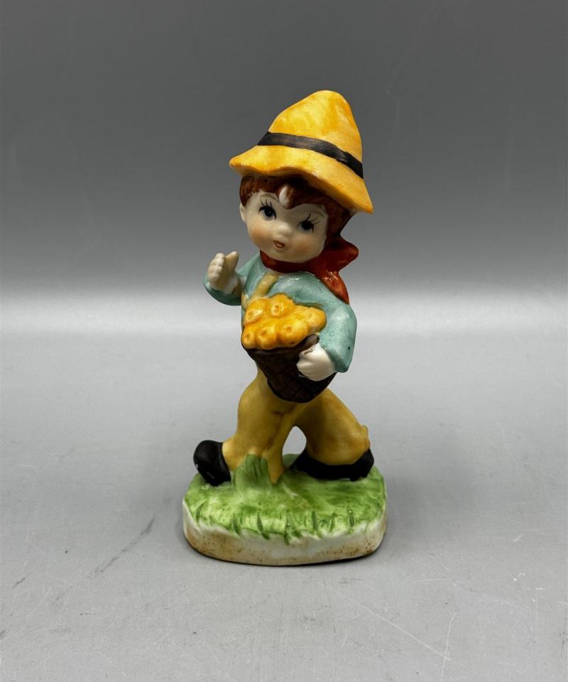 Vintage figuuri poika keltainen hattu