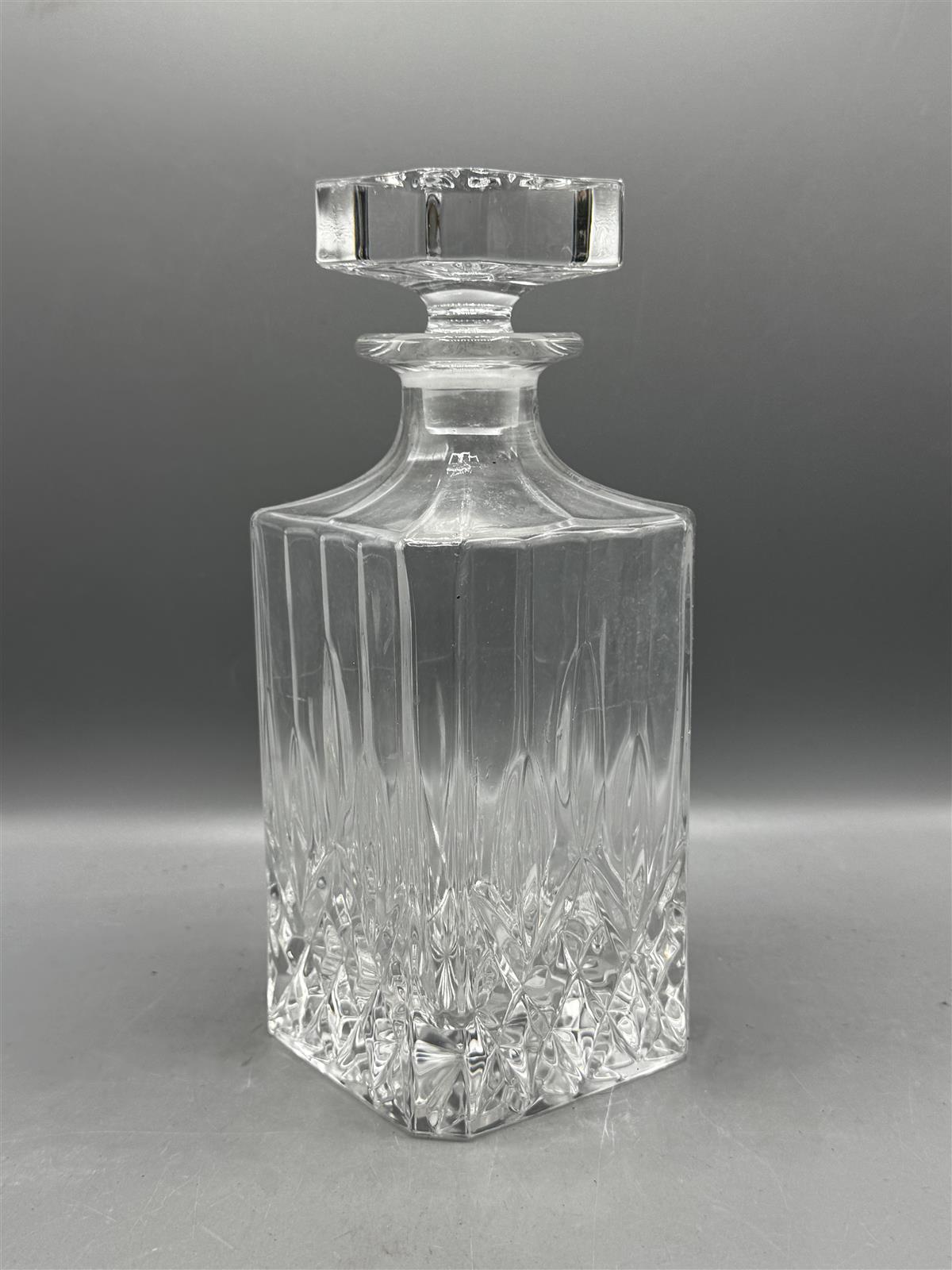 Kirkas lasikarahvi kulmikas