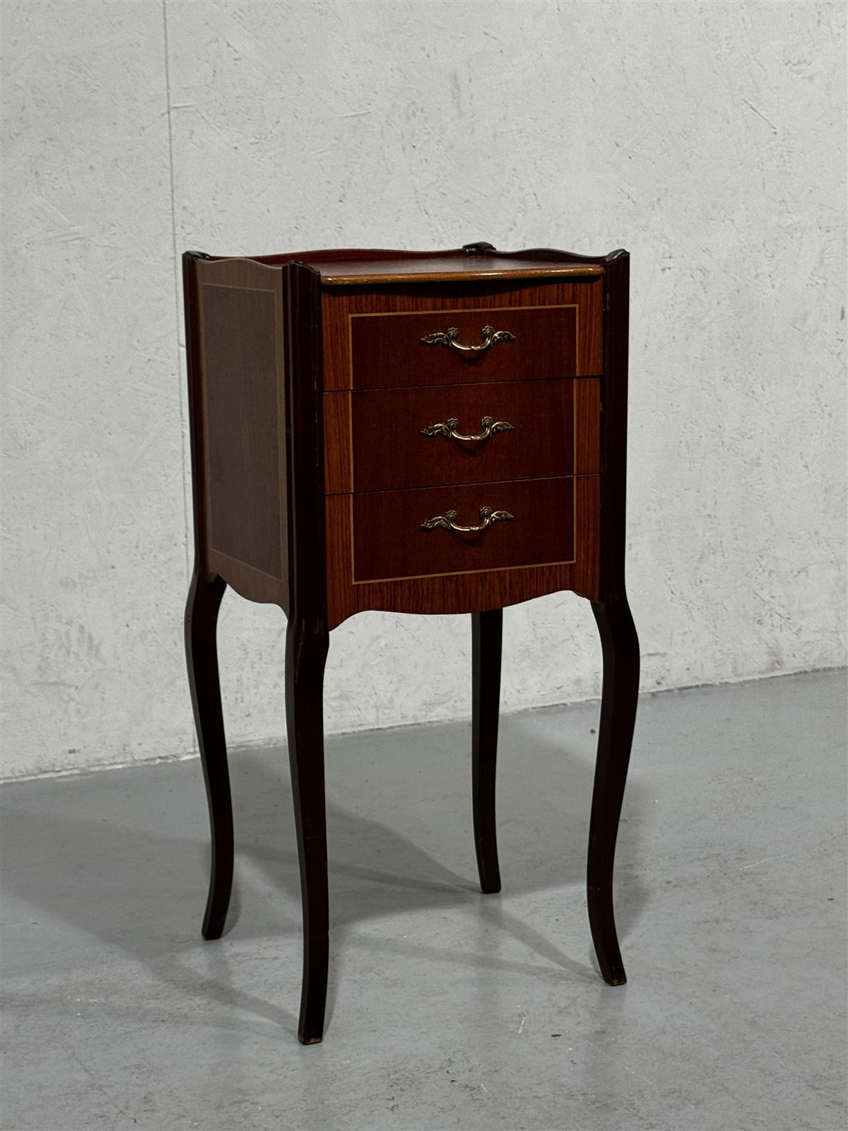 Rokokoo yöpöytä siro