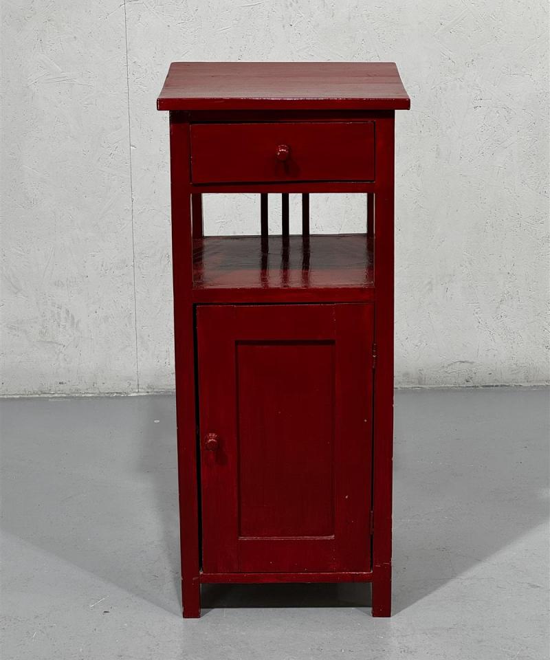 Vintage yöpöytä kaapilla