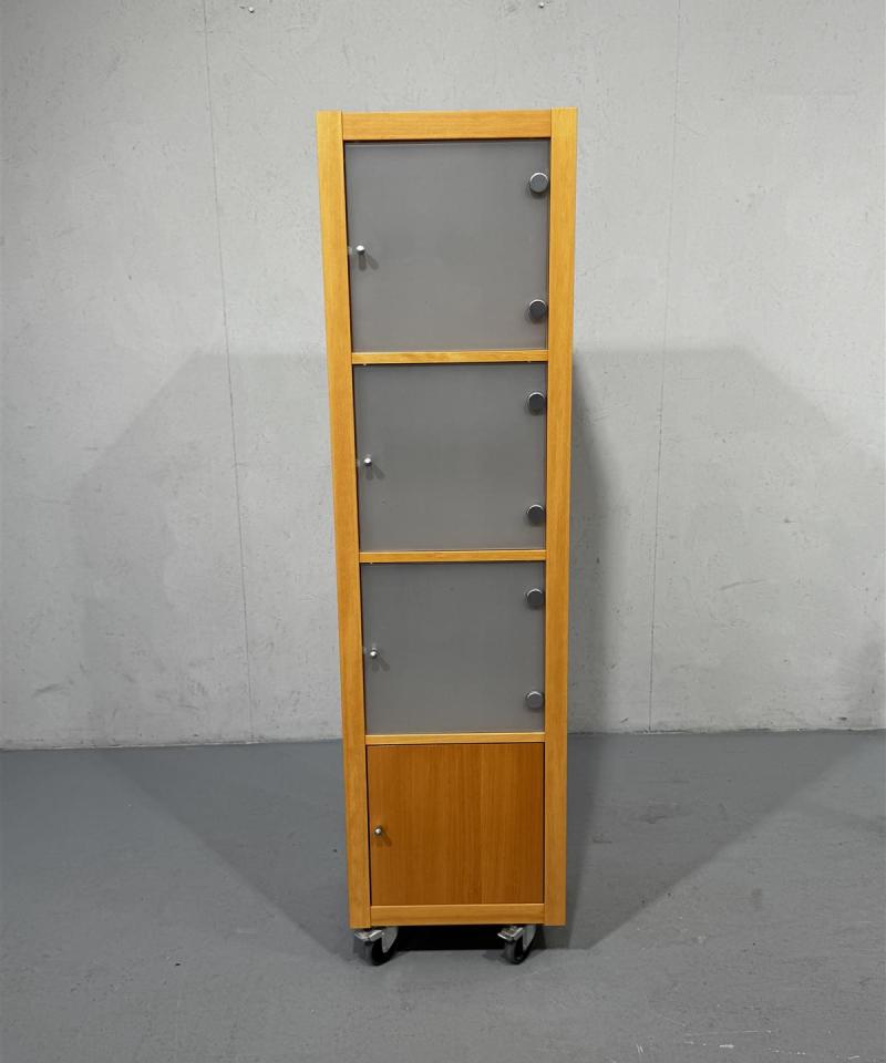 Lokerikkoa kaappi pyörillä