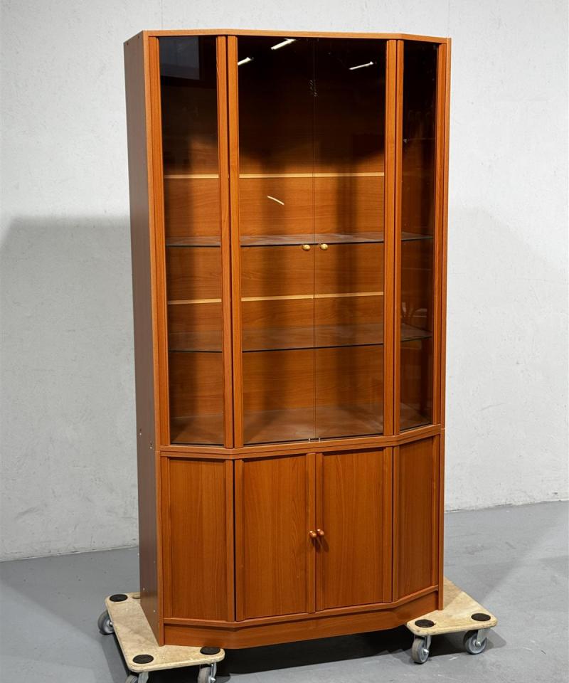 Vitrinikaappi lasiovilla ja tasoilla