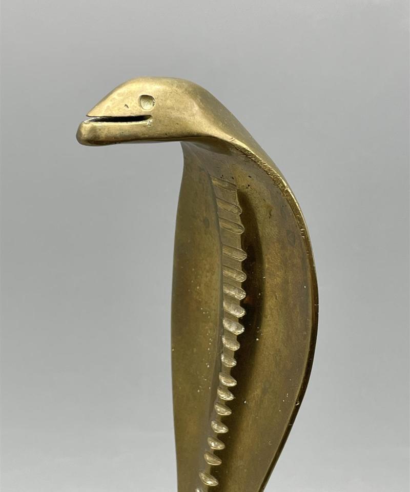 Messinkinen Cobra figuuri
