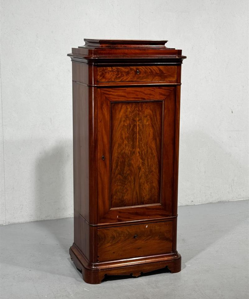 Klassinen mahonkikaappi