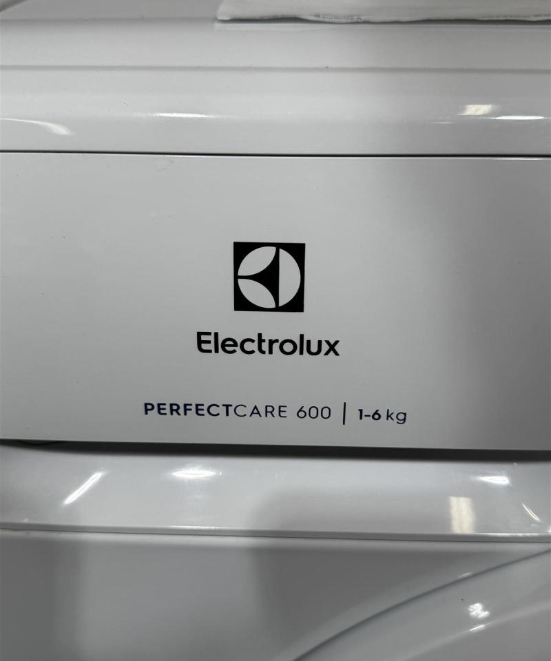 Electrolux PerfectCare 600 kapea pesukone (takuu)