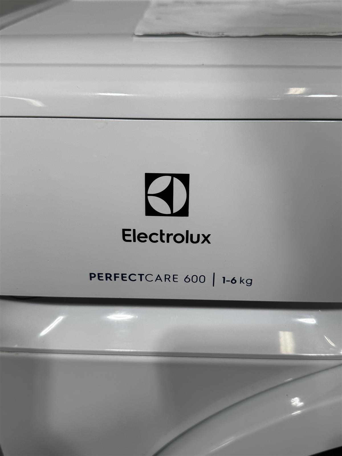 Electrolux PerfectCare 600 kapea pesukone (takuu)