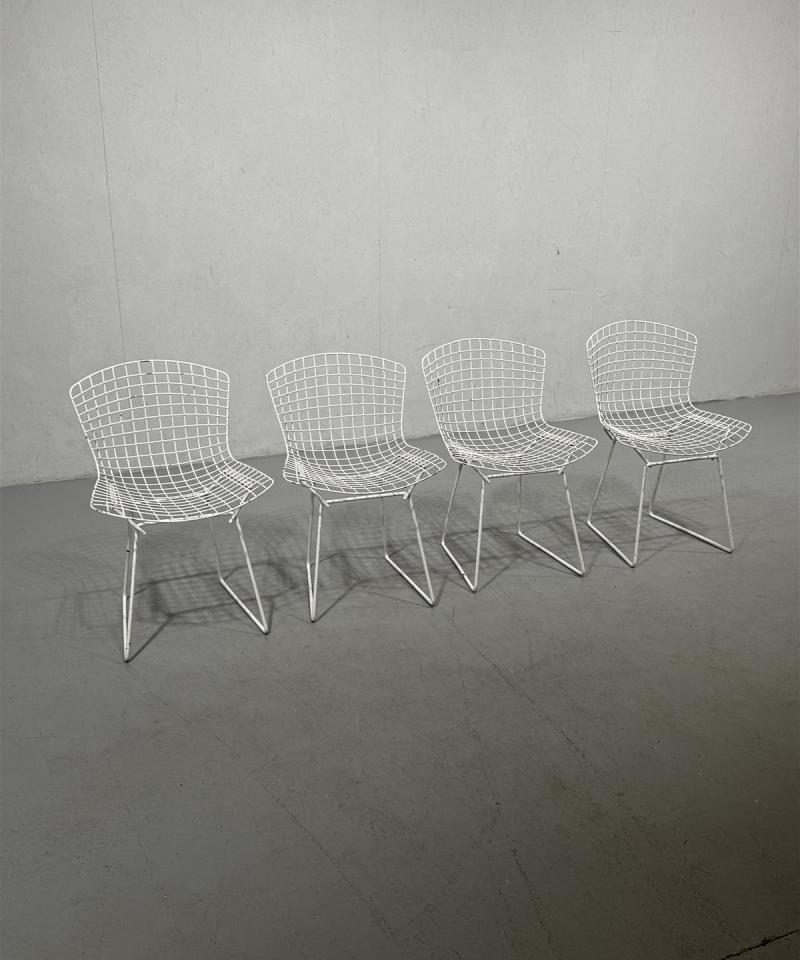 Harry Bertoia Sidechair metallituoli (4 kpl)
