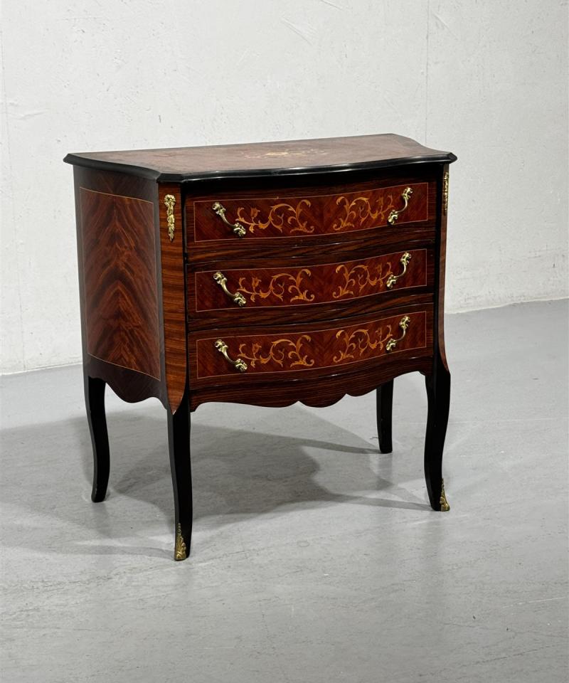 Vintage rokokoo lipasto messinkikoristein