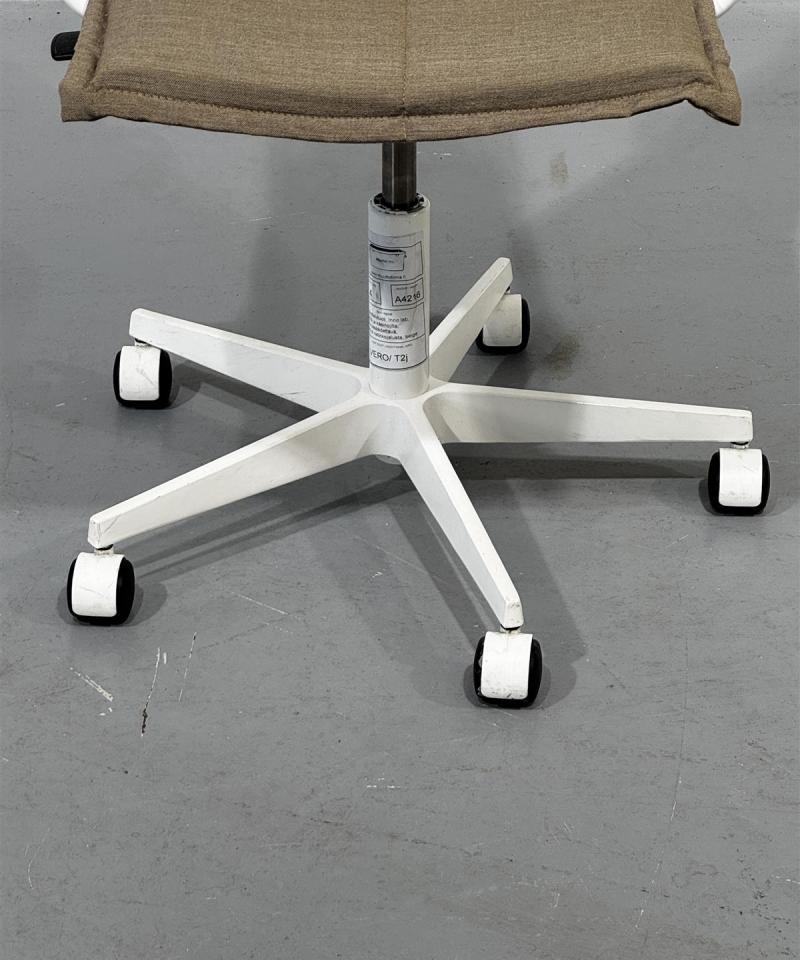 Inno Lab Y + C toimistotuoli ruskeavalkoinen