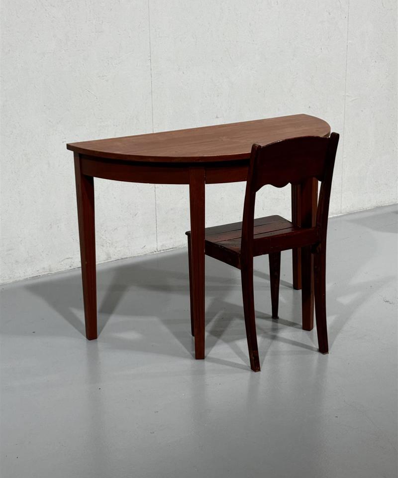 Puolipyöreä pöytä ja talonpoikais puutuoli