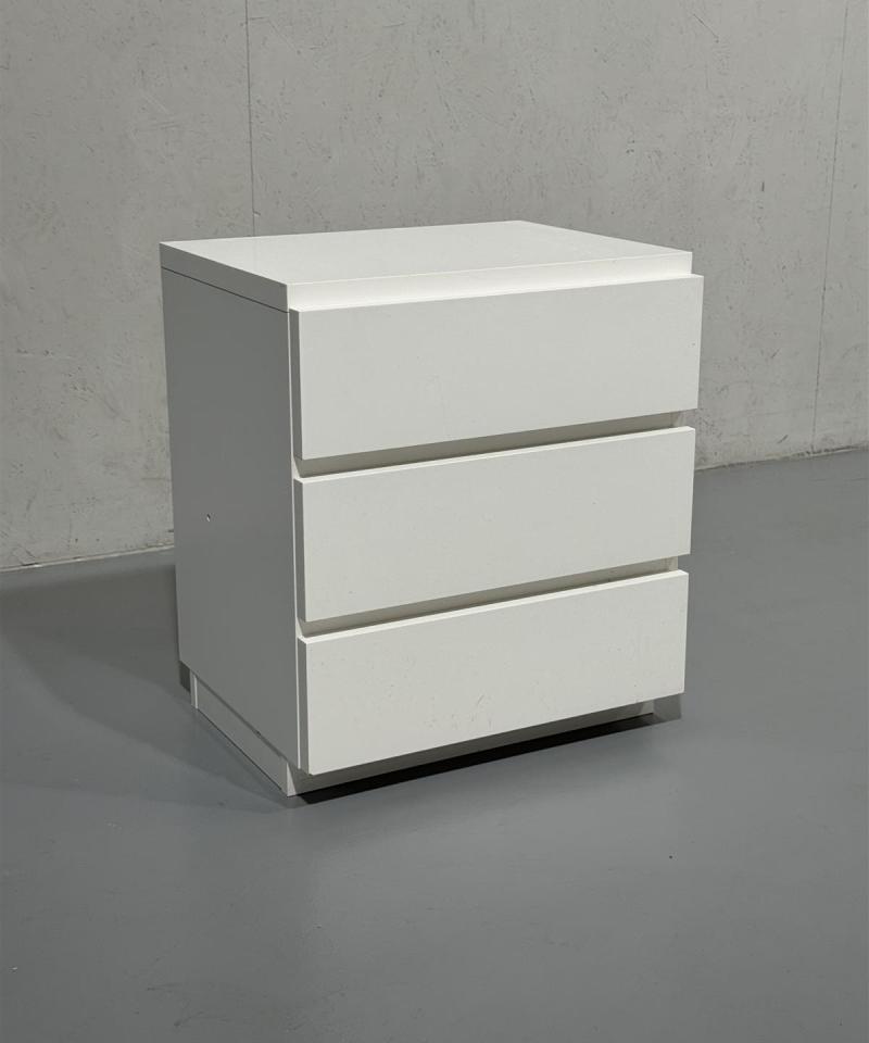 Muurame Kolmonen yöpöytä valkoinen