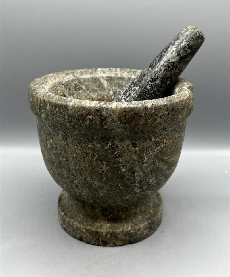 Iso kivimortteli ja survin