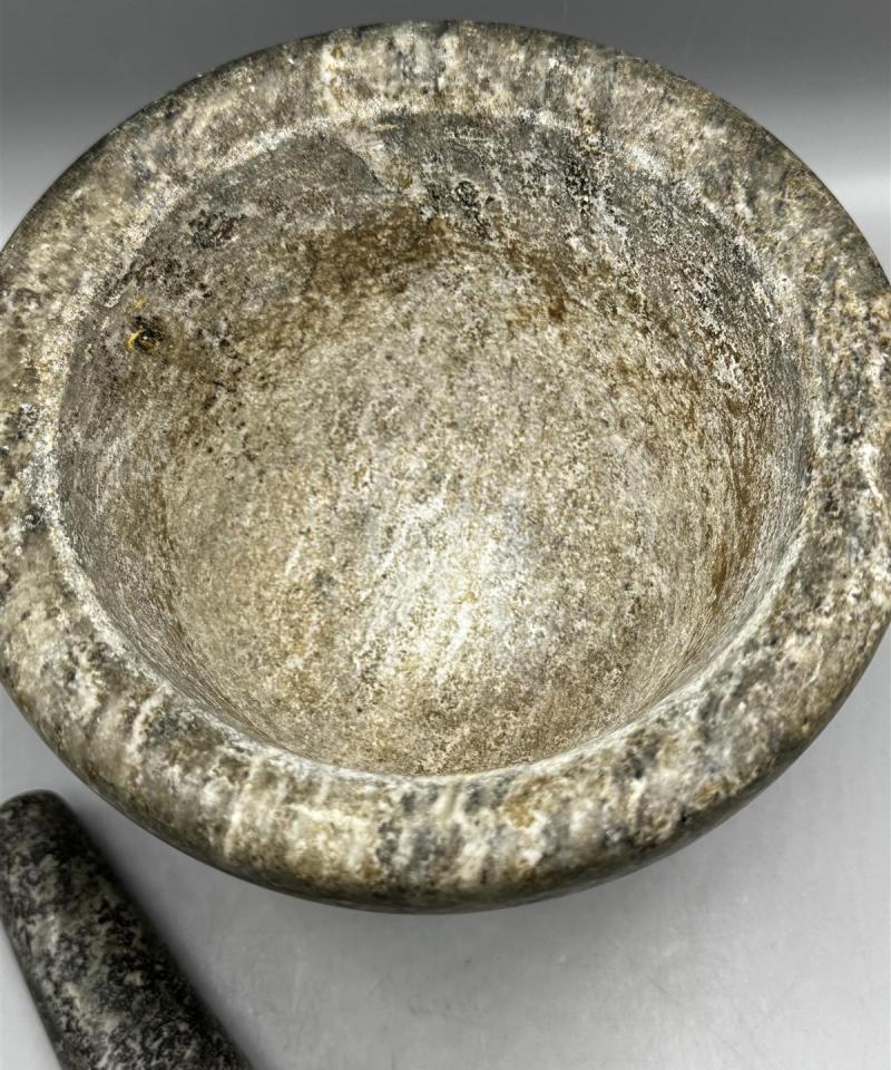 Iso kivimortteli ja survin