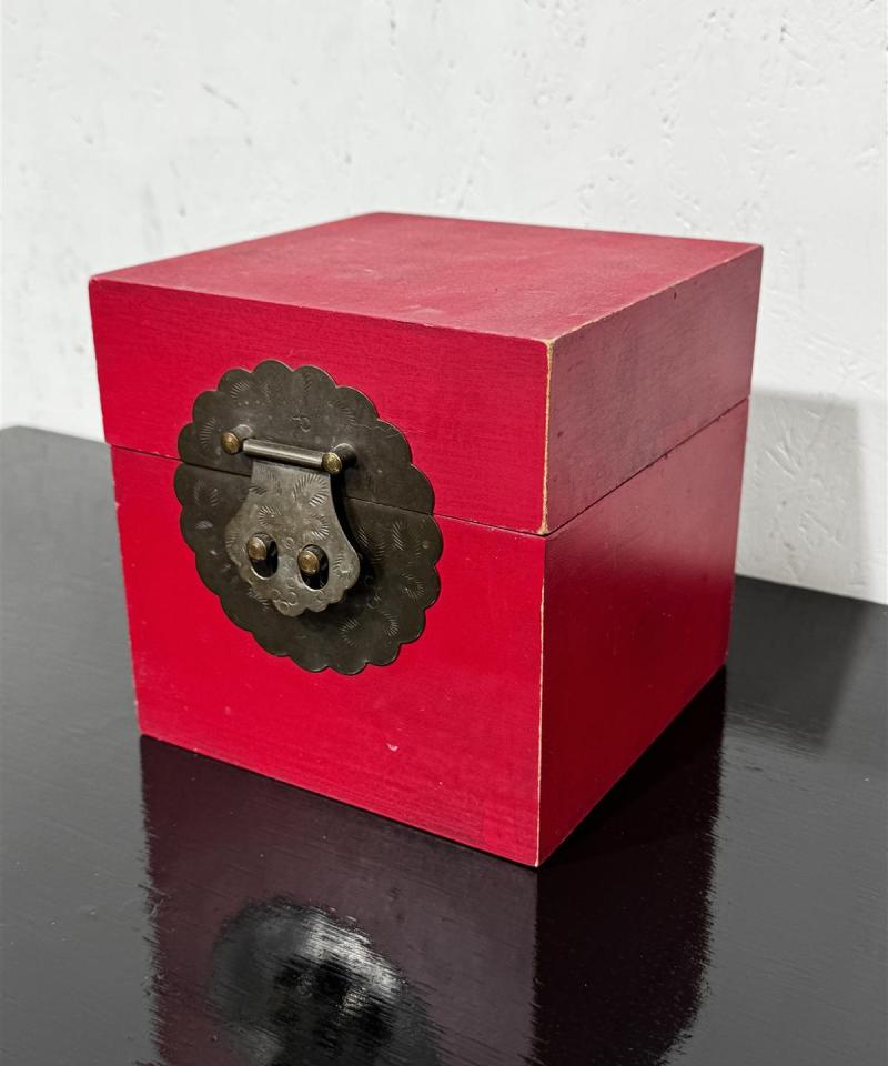 Aasialainen lakkapuulaatikko