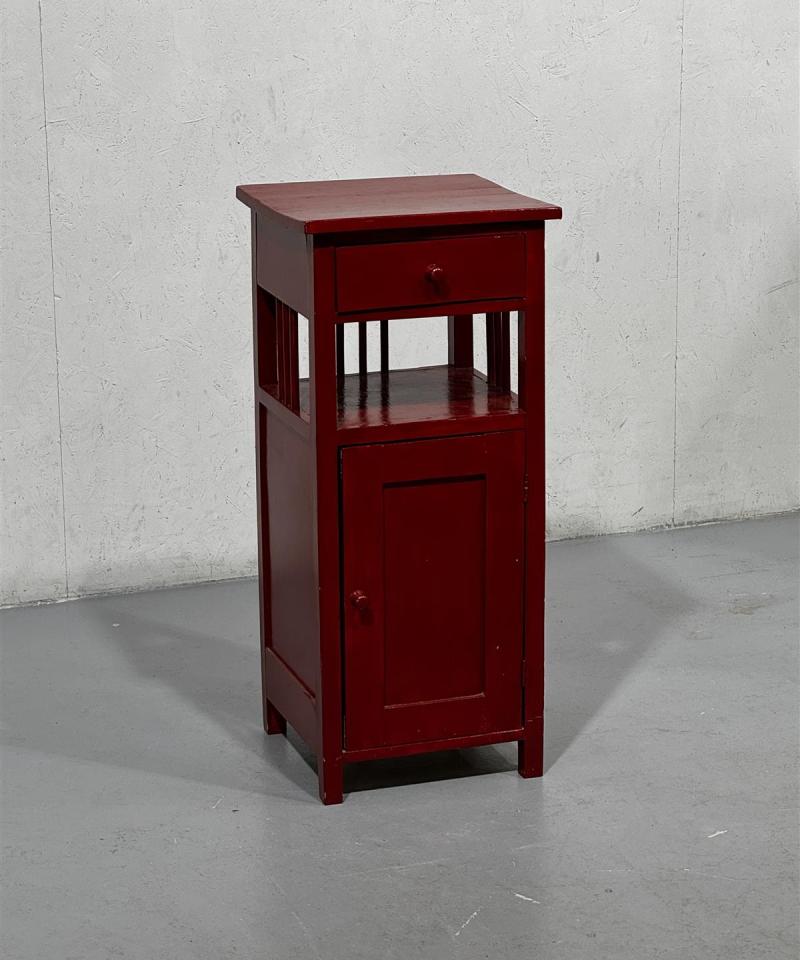 Vintage yöpöytä kaapilla