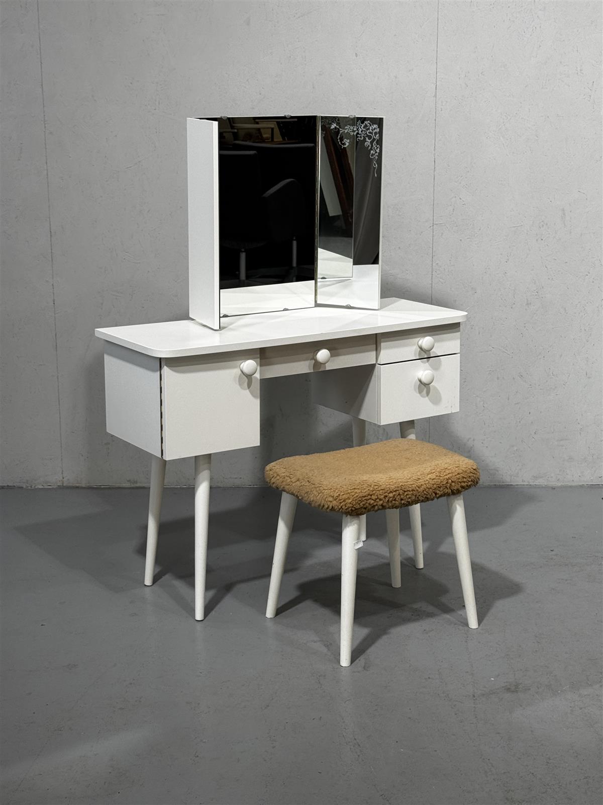 Vintage kampauspöytä peilillä ja jakkaralla