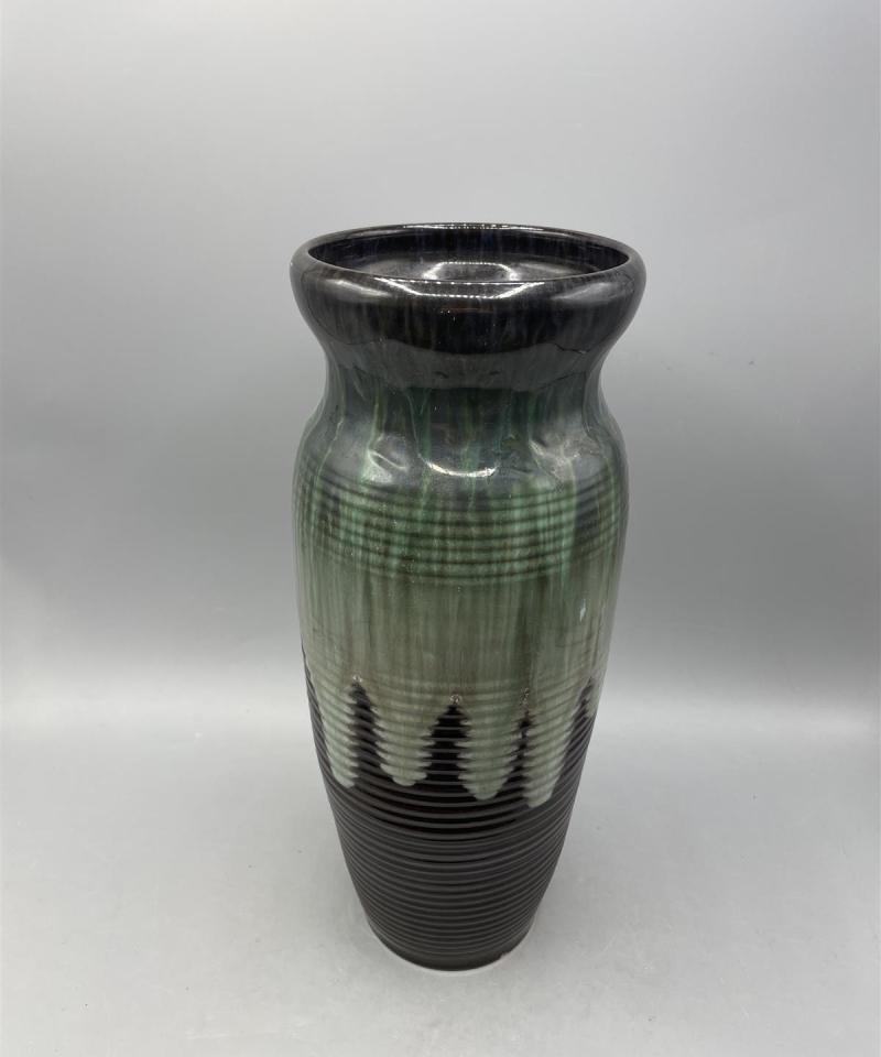 Keraaminen kukkamaljakko