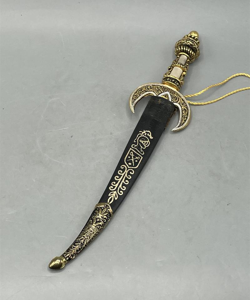 Koristeellinen tikari kirjeveitsi