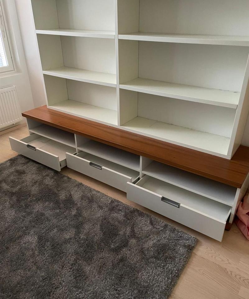 Kirjahylly vetolaatikoilla (osissa)