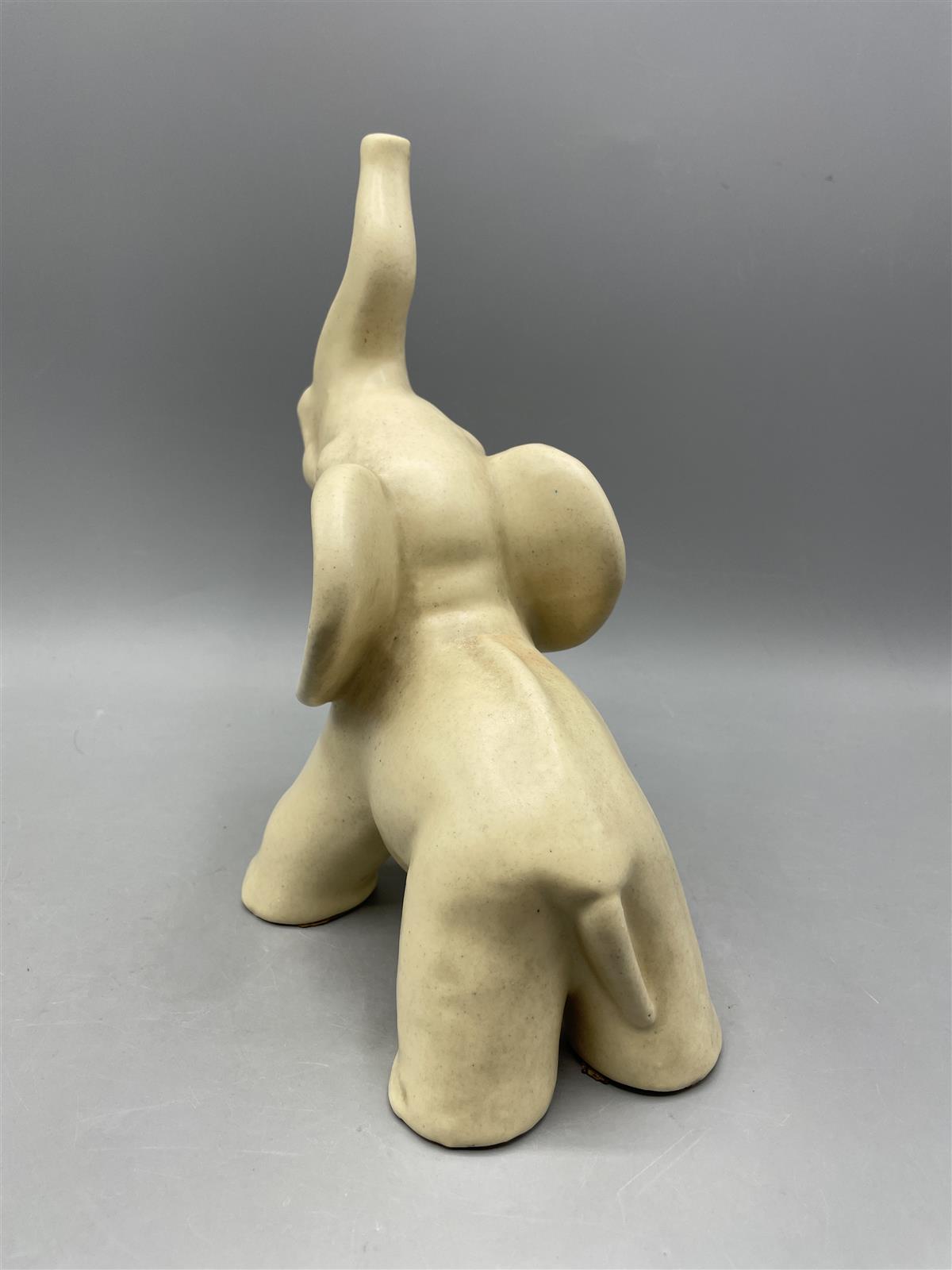 Kupittaan savi keraaminen norsu figuuri, Kerttu Suvanto-Vaajakallio