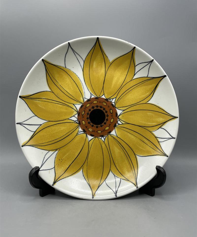 Arabia Aurinkoruusu tarjoilulautanen, Hilkka-Liisa Ahola