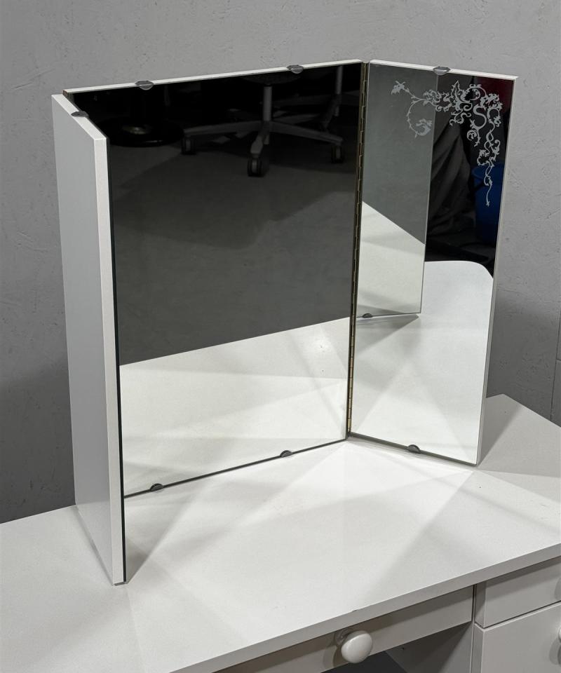 Vintage kampauspöytä peilillä ja jakkaralla