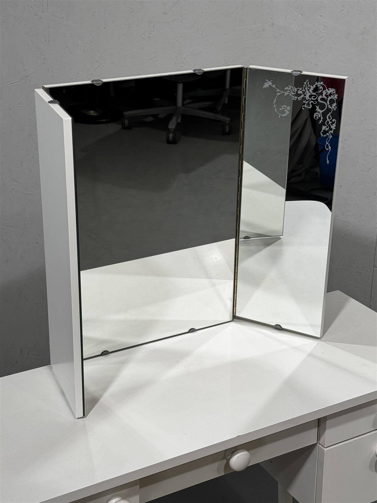 Vintage kampauspöytä peilillä ja jakkaralla