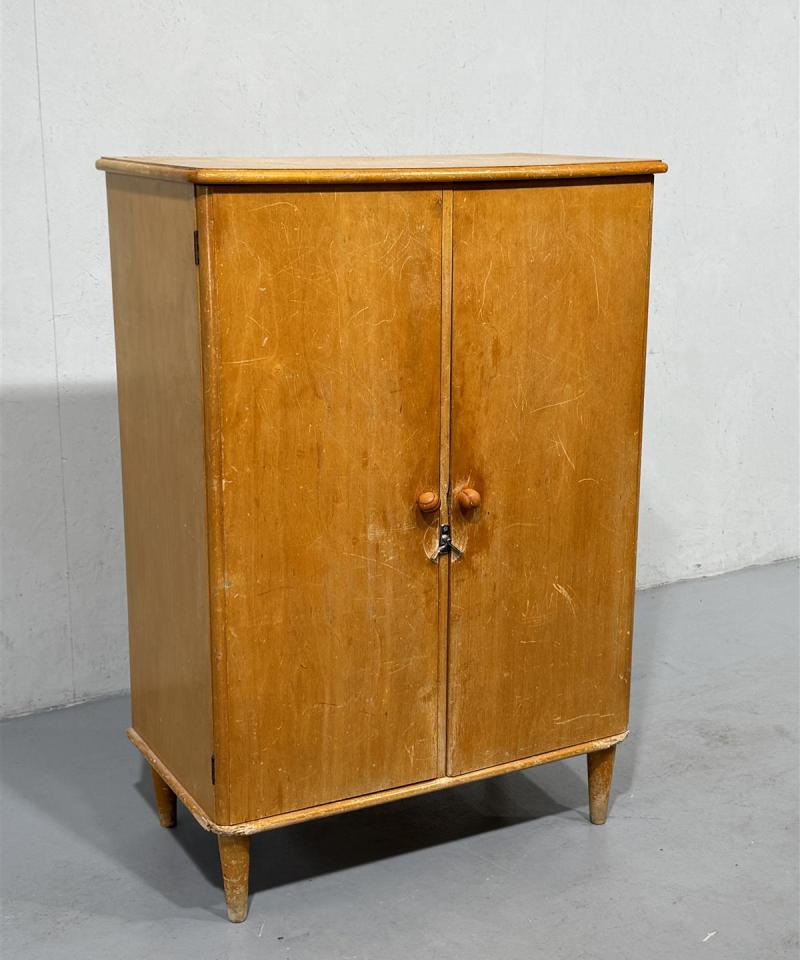 Häkli liinavaatekaappi entisöitäväksi