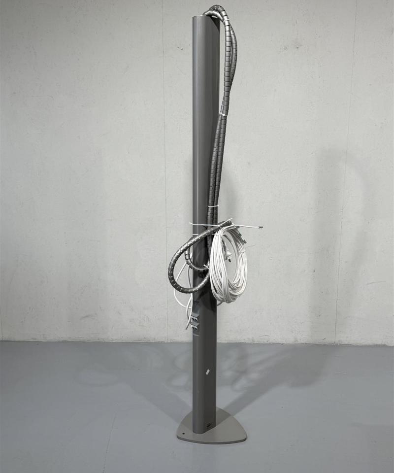 Lattiapylväs pistokkeilla ja kaapeleilla