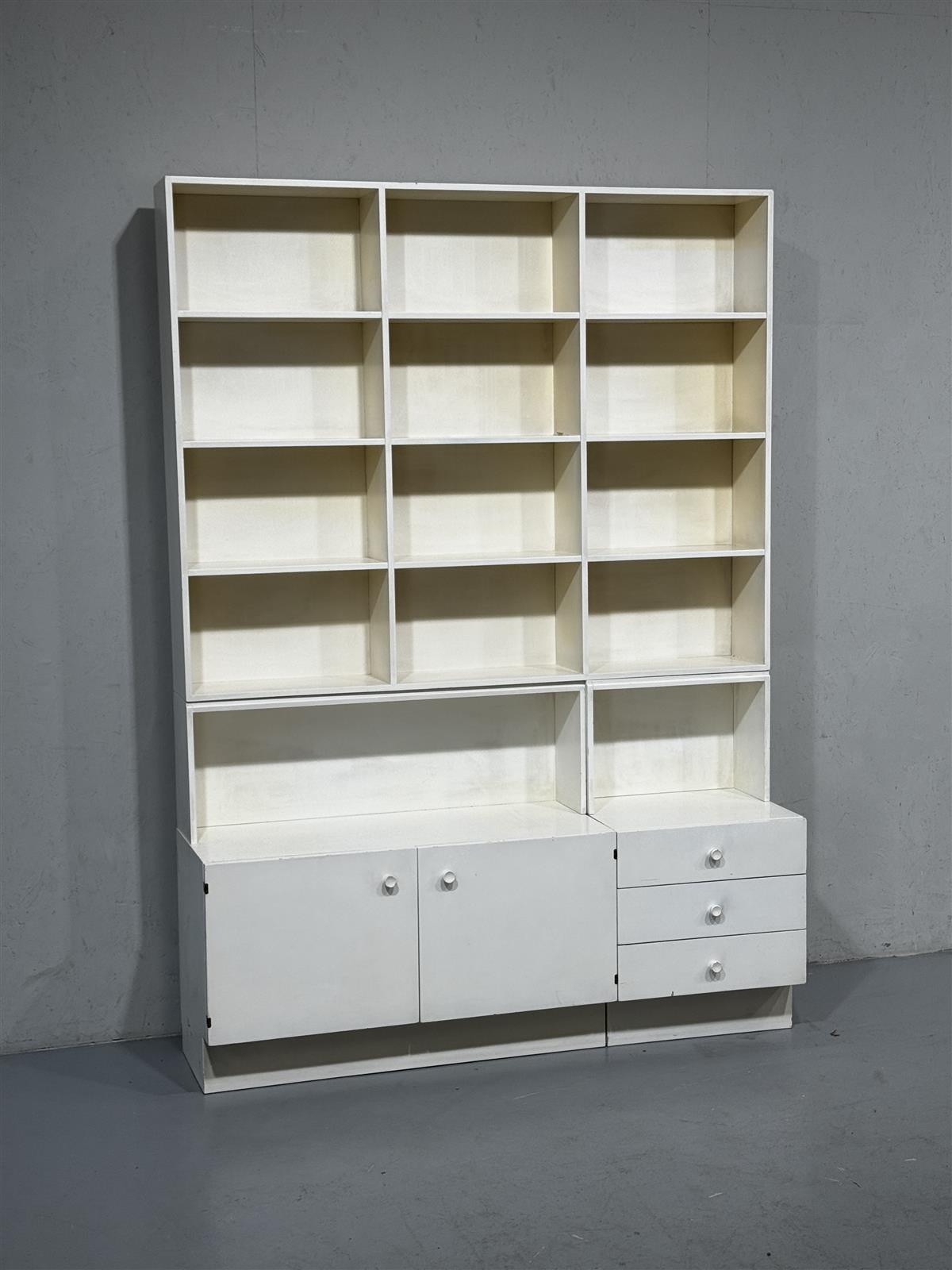 Huonekaluliike Mikko Nupponen kirjahylly