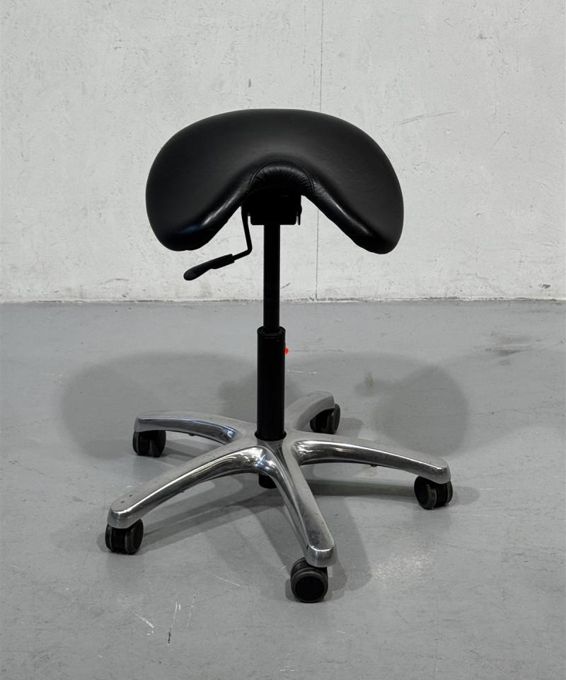 Satulatuoli musta leveä istuin