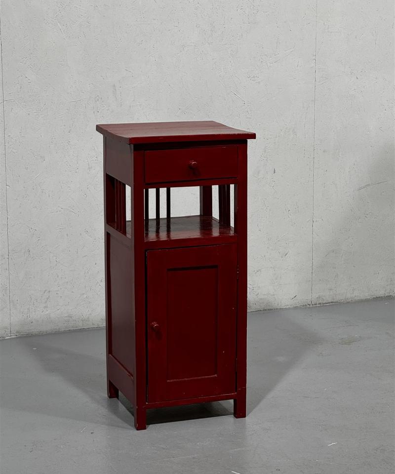 Vintage yöpöytä kaapilla