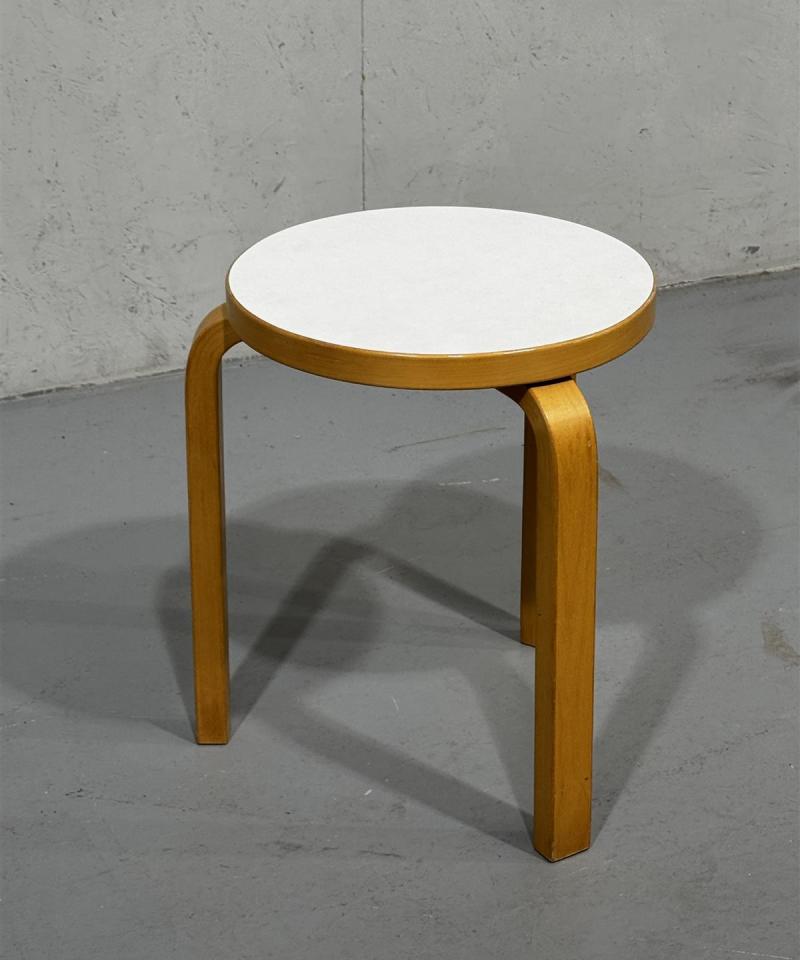 Artek 60 Jakkara valkoinen laminaatti