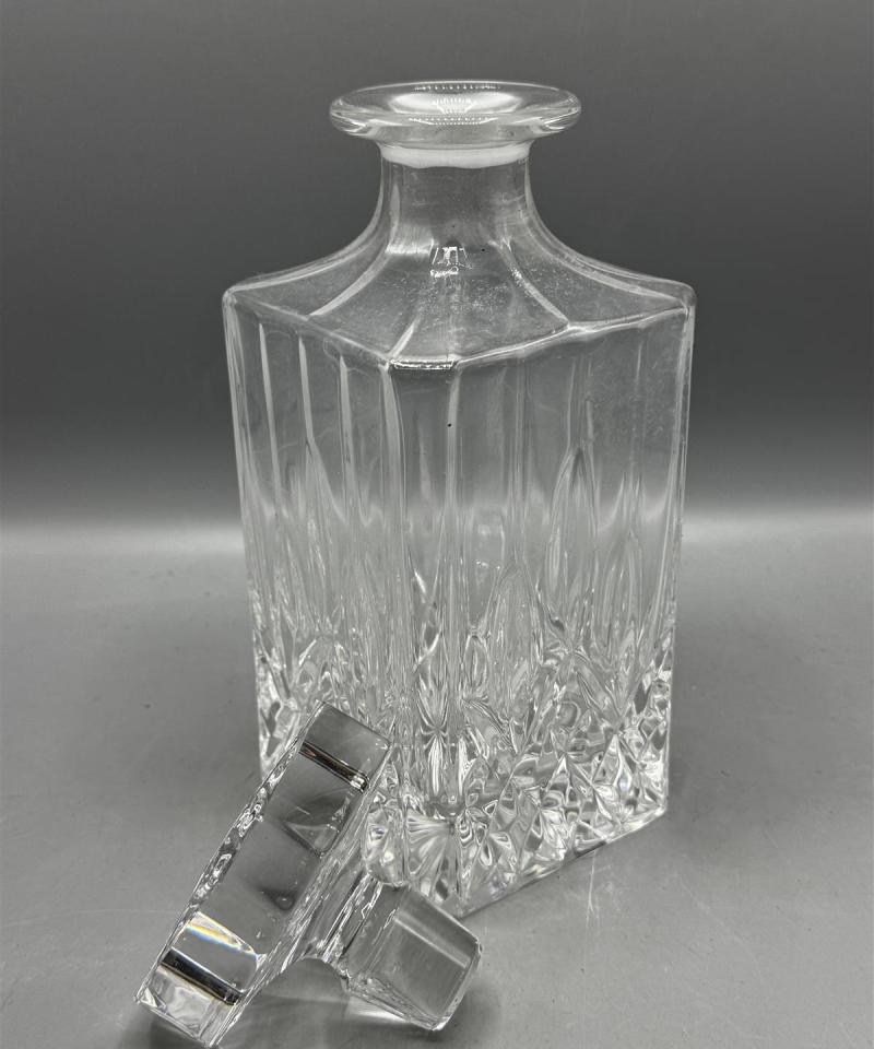 Kirkas lasikarahvi kulmikas