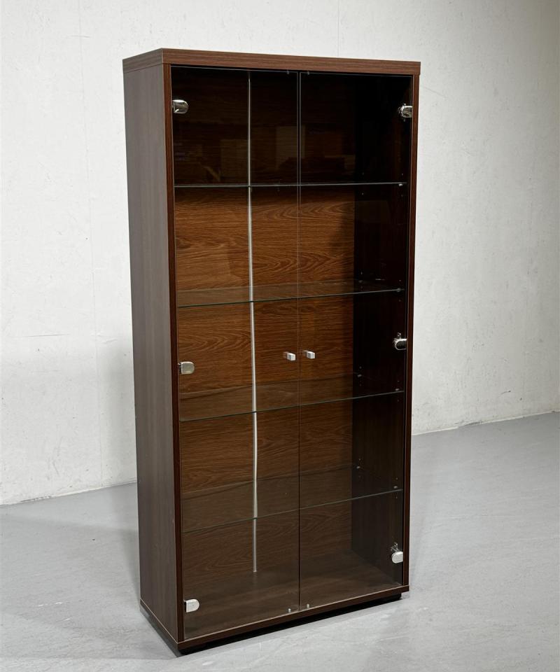 Vitrinikaappi lasiovilla ja -tasoilla