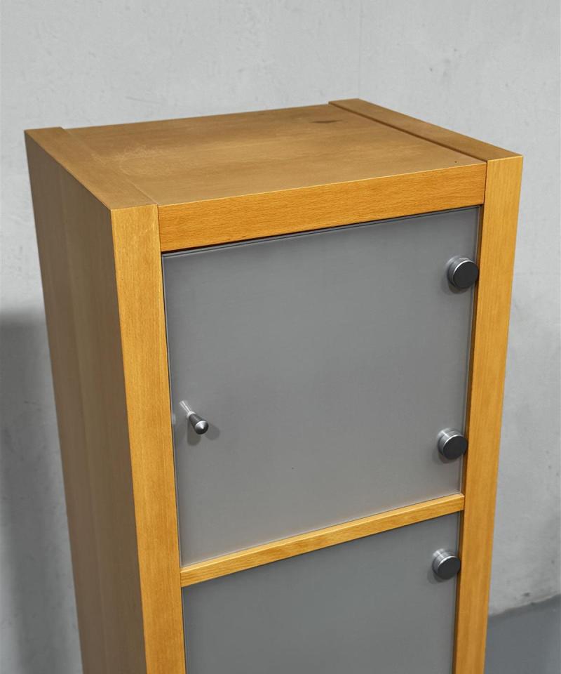 Lokerikkoa kaappi pyörillä