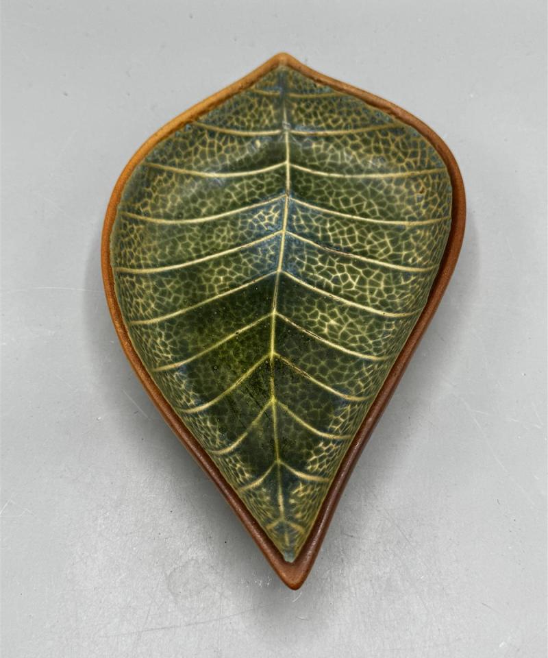 Lehtikuvioinen tarjoilulautanen