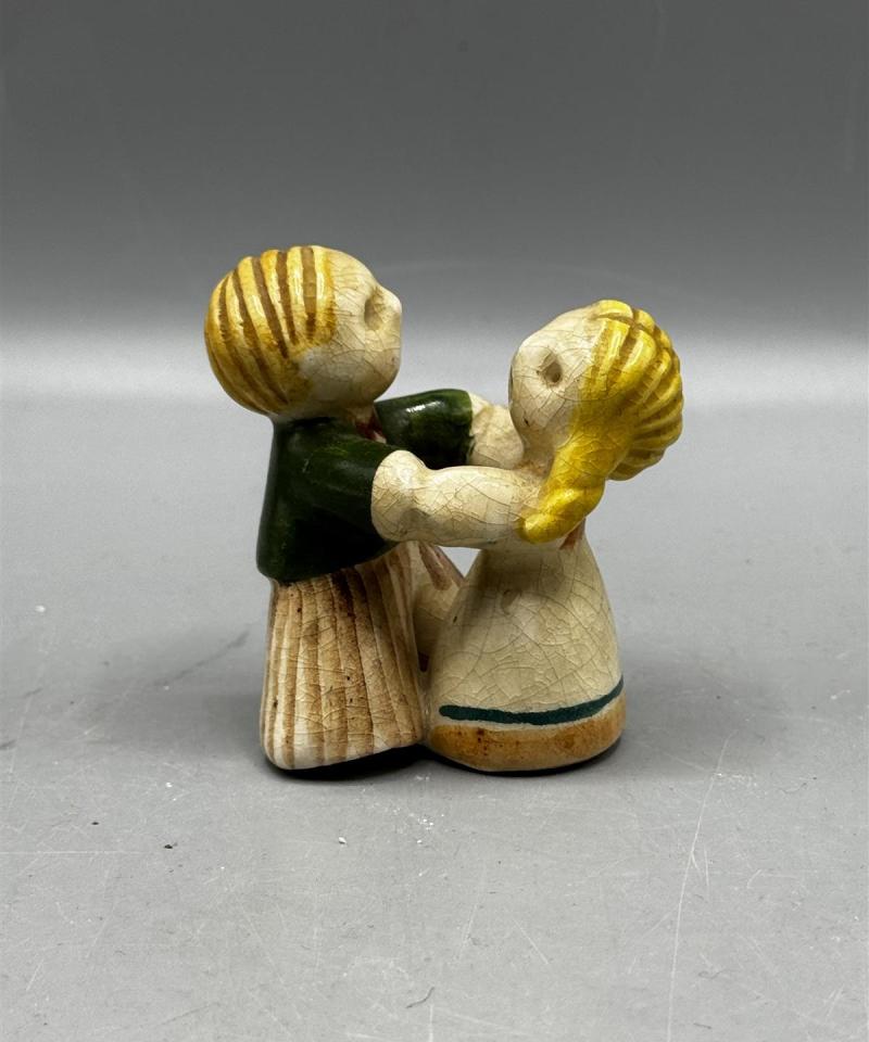 Keraaminen tanssiva pariskunta figuuri