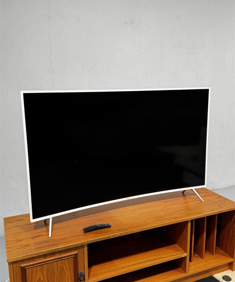 Samsung 4K Ultra HD Smart kaareva TV valkoinen